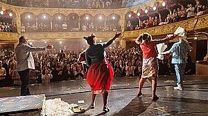 Tanzende Personen auf einer Bühne