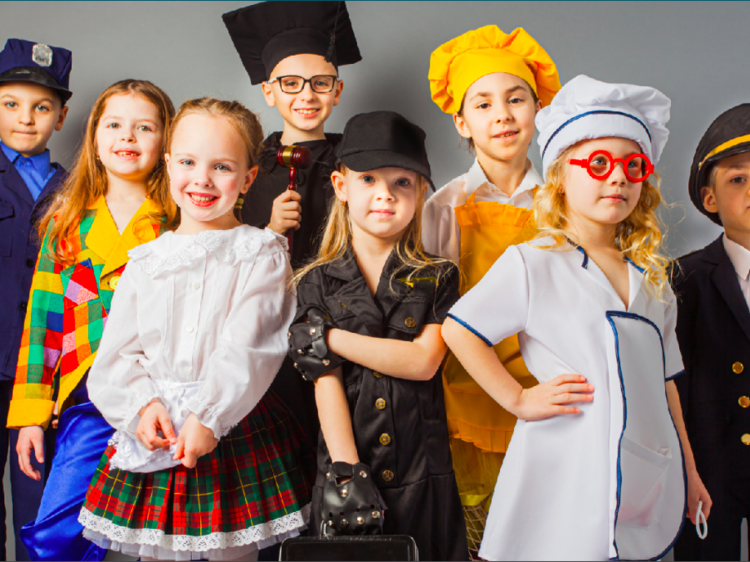 Kinder in unterschiedlichen Berufs-Kostümen