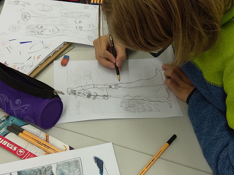 Ein Kind zeichnet eine Manga oder Comicfigur