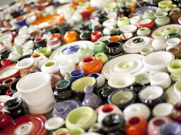 Keramiktöpfe in verschiedenen Größen und Farben