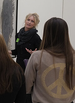 Museumsführung: Studierende führen Schülerinnen durch die Sammlung moderner Kunst im K20. Im Hintergrund ist ein Gemälde von Alberto Giacometti zu sehen.