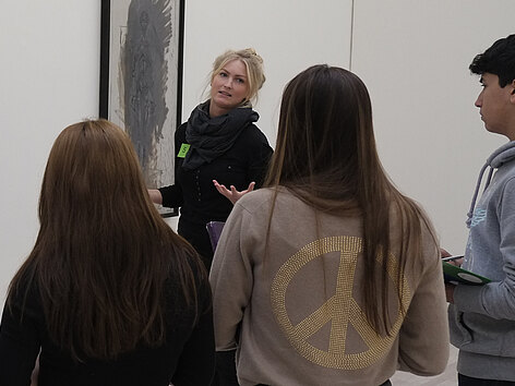 Museumsführung: Studierende führen Schülerinnen durch die Sammlung moderner Kunst im K20. Im Hintergrund ist ein Gemälde von Alberto Giacometti zu sehen.