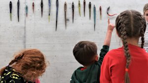 Kinder betrachten ein Kunstwerk in einem Museum