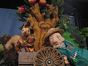 Auch Eichhörnchen, Apfelbäume und schräge Gestalten, kommen zu Frau Dr. Dr. Schratichs hutzeliger Waldsprechstunde, in der Puppenbühne Bauchkribbeln