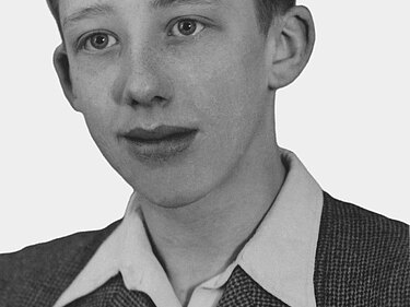 Ein freigestelltes schwarz-weiß Foto von Wolfgang Kannengießer im Alter von circa 13 Jahren.