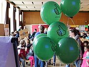 mehrere grüne Ballons mit Daumen nach oben