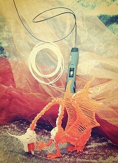Orange weißer Drache aus Filament und 3D Stift
