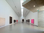 Innenansicht der Langen Foundation, Ausstellungsraum mit modernen, minimalistischen Gemälden.