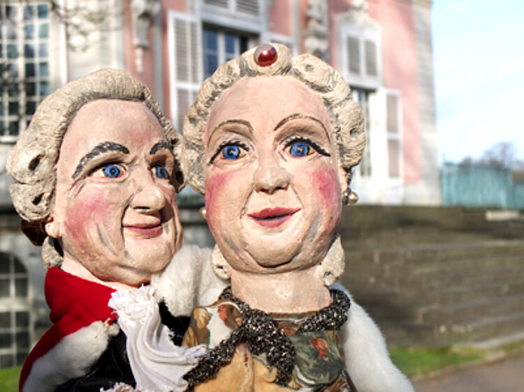 Carl Theodor und Elisabeth Auguste als Handpuppen vor Schloss Benrath.