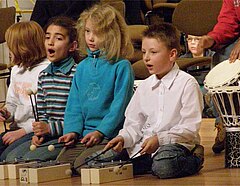 Kinder an Klangbausteinen im Konzert
