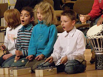 Kinder an Klangbausteinen im Konzert