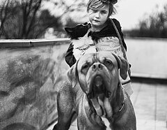 Foto von einem Mädchen mit Krone und einem Hund