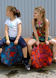 2 Mädchen mit Mandalasitzkissen