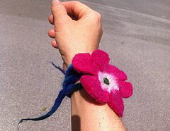 Filzblüte am Arm