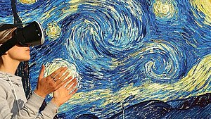 Kind mit VR-Brille vor Gemälde eines Himmels