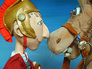 St. Martinus, teilt tiefe Blicke mit seinem Pferd und treuen Freund Hubrrrt, aus dem Martins-Puppenspiel der Puppenbühne Bauchkribbeln