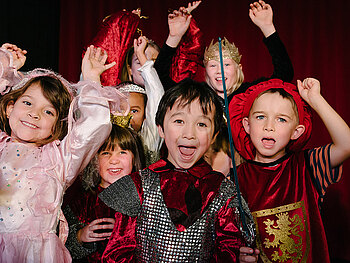 Foto von Kindern beim Theaterkurs