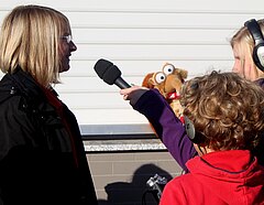 Kinder interviewen eine erwachsene Person