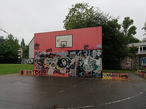 Basketballfeld vor Graffittiwand