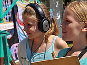 Zwei Kinder mit Kopfhörern