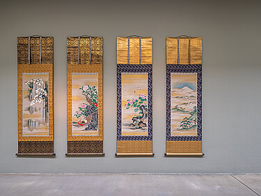 Ausstellungsansicht in der Langen Foundation, vier Japanische Rollbilder aus der Edo-Zeit auf goldenem Papier, es handelt sich um Darstellungen der vier Jahreszeiten mit Pflanzen und Vögeln
