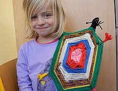 Portrait eines Mädchens mit einem gewickelten Fächer aus Wolle. er