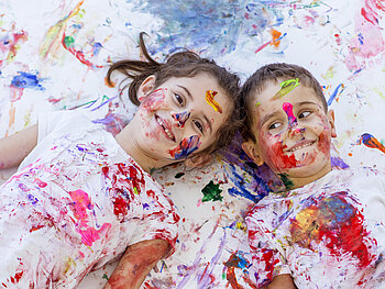 Bild: Zwei Kinder die auf ihren Gesichter gemalt haben