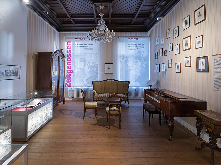 Salon-Raum in der Dauerausstellung mit Chaiselongue und Stühlen