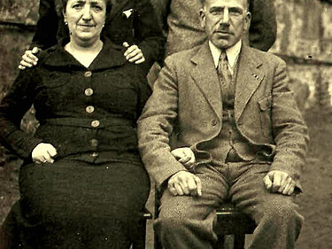 Ein schwarz-weiß Foto aus dem Jahre 1939. Die vier Familienmitglieder der Familien Cahn posieren zusammen. Dabei handelt es sich um die Elter, diese sitzten vorne, und ihre zwei Söhne, die hinter ihnen stehen.