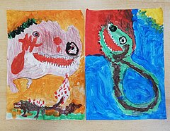 Zwei Bilder von Dinosauriern gemalt mit Wasserfarbe.