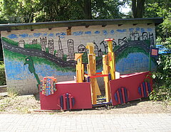 lebensgroße 4-Kant-Holz- Figuren (Vater, Mutter, Kind) gelb angemalt