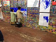 Zwei kleine Kinder beim Malen nebeneinander