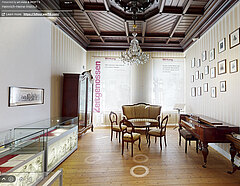 Blick in den Salon-Raum des Museums des Heinrich-Heine-Instituts mit Möbeln und Kronleuchter aus dem 19. Jahrhundert sowie einem Tafelklavier