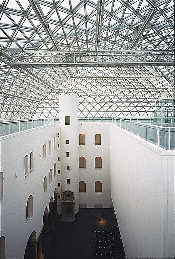 Unter der Kuppel von K21: Blick auf die Glaskuppel und die darunter liegenden Stockwerke bis hinunter zum Foyer des K21.