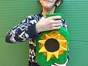 Kind präsentiert Sonnenblumenwärmflasche