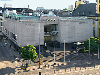 Gebäudeansicht der Kunsthalle mit Vorplatz und Habakuk-Skulptur von Max Ernst.
