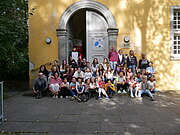 Gruppenfoto "kopfweide" vor der Orangerie Schloss Benrath