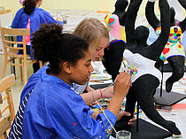 Jugendliche bauen Figuren in Anlehnung an Werke der Künstlerin Niki de Saint Phalle.