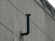 Ein Ofenrohr ist an der Fassade der Kunsthalle angebracht. Die Skulptur stammt von Joseph Beuys.