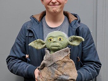 Junge mit selbstgefilztem Meister Yoda