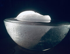 Glassschälchen mit schmelzendem Eisberg