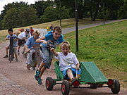 Kinder beim Seifenkistenrennen im Park