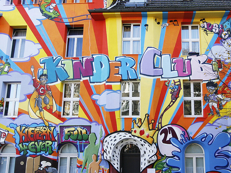 Fassade des Kinderclub Kiefernstrasse. Kinder haben die Fassade mit Graffitikunst gestaltet.