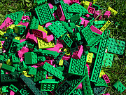 Legosteine im Gras