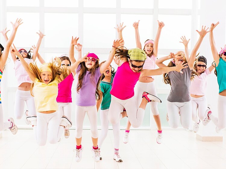 Bild: happy little modern dancers