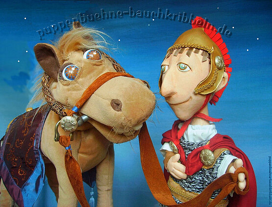 Soldat Martinus, mit seinem Pferd und treuem Begleiter Hubrrrt, aus dem Martins-Puppenspiel der Puppenbühne Bauchkribbeln