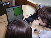 Kinder vor einem Computer