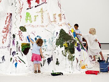 Kinder, die zusammen auf ein großes Papier in Form eines Berges Malen beim Familientag in der Kunsthalle