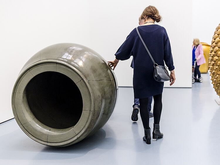 Einblick in die Ausstellung Tony Cragg. Please touch im Kunstpalast Düsseldorf