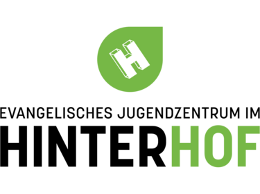 Logo mit folgendem Schriftzug in Schwarz: Evangelisches Jugendzentrum im Hinterhof. Das Hof ist grün geschrieben. Bildmarke: Grüne Ortmarkierungsnadel mit dem Großbuchstaben H drin.
